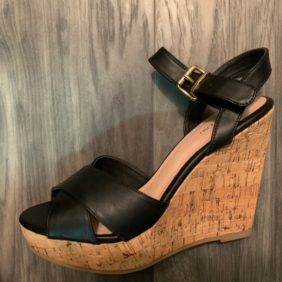 Le chateau black size 9 wedge sandals - Picture 6 of 6